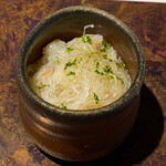 ラ・ヴァガボンド - ズッキーニとえごま、北海道産毛ガニ、生ハムとコンソメで出汁を採るジュレ掛け