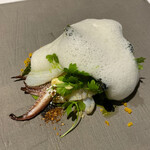 ラ・ヴァガボンド - 山口県産剣先イカの炭火焼き、クスクス、モロヘイヤの揚げ焼き、イタリアンパセリ、チーズの泡ソース