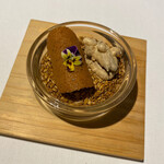 ラ・ヴァガボンド - 胡麻に似た亜麻仁の上にフォアグラのテリーヌとフレッシュマンゴーを包み込んだピーカンナッツのクッキー