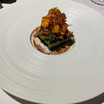 ラ・ヴァガボンド - 岩手県産黒豆、ブロッコリーのピューレ、ケイパーベリーとレモン、イタリアンパセリ、静岡県産桜えびと五つの層の上にマリーゴールドの食用花、球状のオリーブオイルをのせたひと品