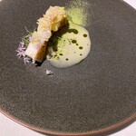 ラ・ヴァガボンド - 岡山県産真魚鰹、新じゃが芋、軟白ねぎ、サマートリュフ ハーブやスパイスの風味付けした白ワインのお酒ベルモットで作るベルモットソース