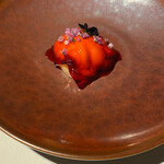 ラ・ヴァガボンド - ホワイトチョコレート、細かくしたヘーゼルナッツ、生の桃とシロップでコンポートした桃、ハイビスカスのジュレ