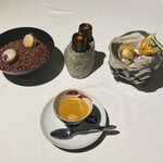 ラ・ヴァガボンド - エスプレッソ カヌレ、マカロン、ホワイトチョコレートでコーティングした鬼灯