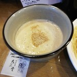 らーめん武蔵堂 - つけ汁はふわふわのムース状。具は入っていなくて、白胡麻が乗っていたのかな。