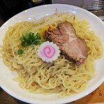 らーめん武蔵堂 - 麺は、確認はしなかったけど、多分１玉140g。この大盛(＋２００円)なら２玉。トッピングは厚切りほろほろのチャーシュー１枚、ナルト２枚、葱、茹でもやしと柚子の皮少々。