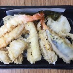 Washoku Sato - 季節ちらし天ぷら弁当の天ぷら部分（テイクアウト）