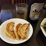 幸楽 - 手作り餃子(３個)と瓶ビール(アサヒ)