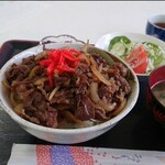 Sansai Ryourinoguramma - 白老牛 牛丼。(￥700～800のいずれか) しつこくない脂身なので脂が得意ではないという方でも安心して食べられます。
                      アングルミスにより酢の物は隠れてしまいました。