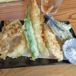 そば夢処 きた村 - 天ぷら盛合せ！これで500円はコスパ良すぎ！食べ易い切り揃えと素材を生かす揚げ方で無駄なものが無い！粗塩で頂きましょう！