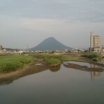 Katsugyo Ryouri Ittoku - 土器川から飯野山を望む