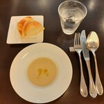 アンティカ トラットリア クロノ - ふわっと柔らかく素朴な自家製パン2種、熱々の新玉ねぎのスープ