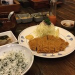 かつ良 - 小鉢の煮付けが付きます