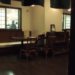 梅屋 黒長兵衛 - 店内左側のソファーテーブル席です。