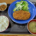 お食事・惣菜 うれしや - メンチカツ定食（税抜き741円）