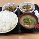 大衆食堂 半田屋 - この超ボリーミーな組み合わせでも600円。