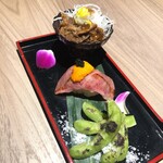 神戸牛と蟹料理 眞 - 牛肉のしぐれ煮、肉寿司、焼き枝豆