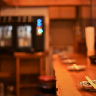店内奥には都内初導入のワイン&Sakeサーバーを設置。
