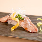 黒毛和牛焼肉きっしゃん北新地永楽町 松 - みすじの炙り寿司 甘ダレがけ