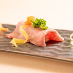 黒毛和牛焼肉きっしゃん北新地永楽町 松 - 大判ロースの炙り寿司