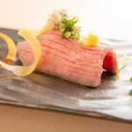 黒毛和牛焼肉きっしゃん北新地永楽町 松 - 和牛白タンの昆布締めにぎり