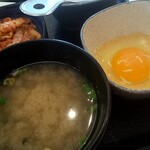 吉野家 - キムチとみそ汁はCセット。生卵はスタミナ超特盛丼に付きます