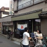 福田屋 - お店の前の通りから