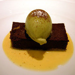 ラ・マティエール - ピスタチオのアイスと濃厚なチョコレートのなかにキャラメリゼ