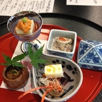 隠れ里車屋 - 前菜。胡麻酢あえ、湯葉豆腐にウニ、いか黄味このわたあえ。新玉葱真薯、川海老、マンゴーチーズ寄せ