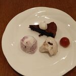 Osteria nana - アイスクリームとチョコレートケーキ、トマトのシロップ漬け