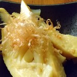地鶏屋ごくう - お通しは竹の子の煮物。薄味で好みの感じ。期待が膨らみます。