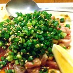 地鶏屋ごくう - 鶏モモは１センチ強のさいの目。青ネギがたっぷり。歯ごたえがあって、さっぱりと美味しい。