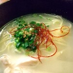 地鶏屋ごくう - 〆は鶏そばをシェアしたいと頼むと２つに分けて提供してくれました。 コクがあるのにあっさりしたスープで〆にぴったり。
