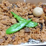 地鶏屋ごくう - そぼろ弁当1000円をテイクアウトしました。 しっかりとしたメニューに載っていたので通常にあると思われます。 鶏そぼろに椎茸かな？これがいい仕事してます。 うずらの卵が半熟でした。この作り方教えてほしいな～。