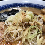 中華そば べんてん - 針生姜とネギの上から熱したオイルをジュッとかけます