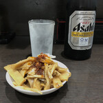 「ビール（中）」650円とおつまみ