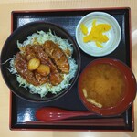 御在所サービスエリア（下り線）とんとん食堂 - とんてき丼 特製醤油だれ お味噌汁と漬物が付いてきます