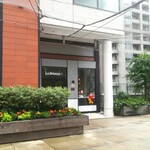 La Brianza - ついいつも、外観から撮影しちゃいます。強風が吹く日でしたが、雨はあまりひどくなく助かりました。