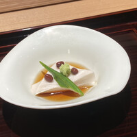 三徳六味 - わらび粉も入ったゴマ豆腐はモチモチとした食感が楽しい品です。