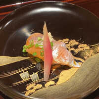 三徳六味 - 季節のチップ(ヒメマス)のお鮨。