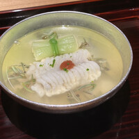 三徳六味 - 鱧のと潤菜のおすましです。出来合いのハモを使わず、確かな仕事は京料理を思わせます。