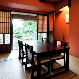 4名様までの「個室」で、テーブル席となります。個室料+1000円。