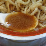 麺でる - 色は濃いがほんのり甘め