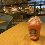 スターバックスコーヒー - 誰もいないのは、開店したばかりの時間だから。TSUTAYA BOOK開店の10時からこちら側の席も利用できます。