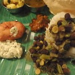 jikomanzokukeiorefuukicchingu-ta- - 豆のドーナツ（ワダ）と白い何か、ゴーヤのチャトネ、ムカゴのソースの掛かったバスマティライス