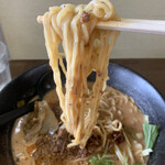 麺処 ごまや - スープをよく持ち上げる麺