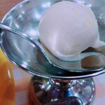 カリーハウス コロンボ - 食後のアイス。
      無料でアイスクリームが付いてくるお店は珍しいです。