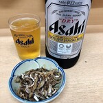 立呑処 新多聞酒蔵 - 大瓶アサヒスーパードライ税込450円とハモ皮酢税込250円