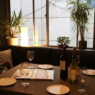 窓際の6名様までのお席。記念日はもちろん、女子会にもおすすめです。