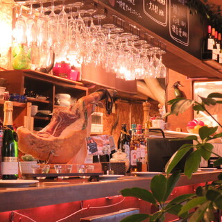 生ハムの原木。目の前で切りたてをご提供します。
1〜4名様までご利用頂けます。