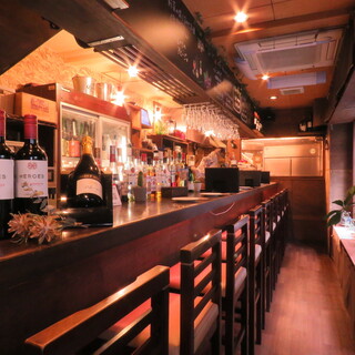 ライブ感あふれるバーの様な雰囲気のカウンター席。炭火の香りが食欲をそそります。